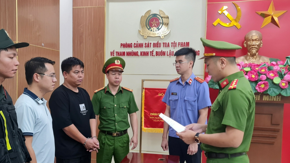 Buôn lậu tinh vi quy mô 'khủng': Lợi dụng hàng gia công để xen kẽ hàng lậu, bắt giữ 9 nghi phạm