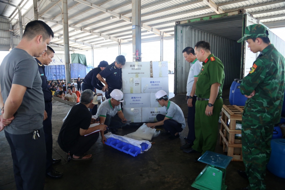 Buôn lậu tinh vi quy mô 'khủng': Lợi dụng hàng gia công để xen kẽ hàng lậu, bắt giữ 9 nghi phạm