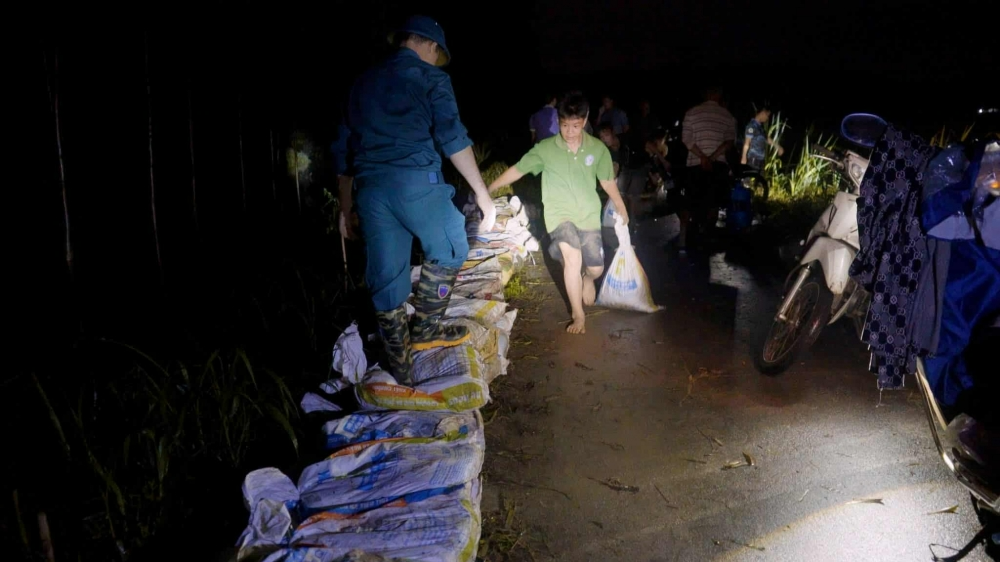 Người dân xuyên đêm gia cố đê