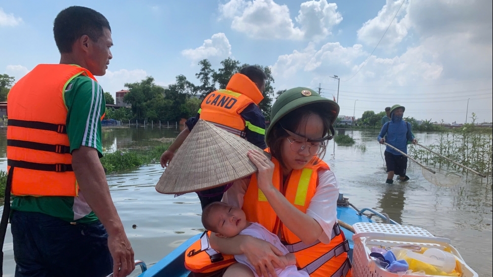 Công an TP Hà Nội xuyên lũ cứu hộ, sơ tán 150 người dân vùng ngập