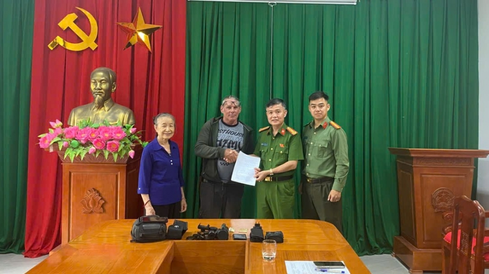 Bắc Ninh: Công an nhanh chóng xác minh, trả lại tài sản cho du khách Pháp bị đánh rơi