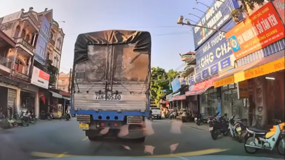 bac ninh xu phat tai xe dung xe tren vach di bo qua duong o quoc lo 17