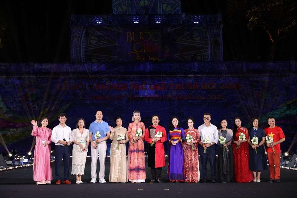 Hai tác phẩm của họa sĩ Ngô Bá Hoàng được đấu giá hơn 1,5 tỷ đồng để ủng hộ đồng bào vùng lũ