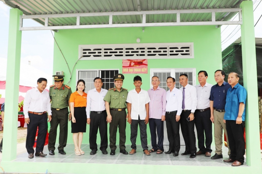 Hai tác phẩm của họa sĩ Ngô Bá Hoàng được đấu giá hơn 1,5 tỷ đồng để ủng hộ đồng bào vùng lũ