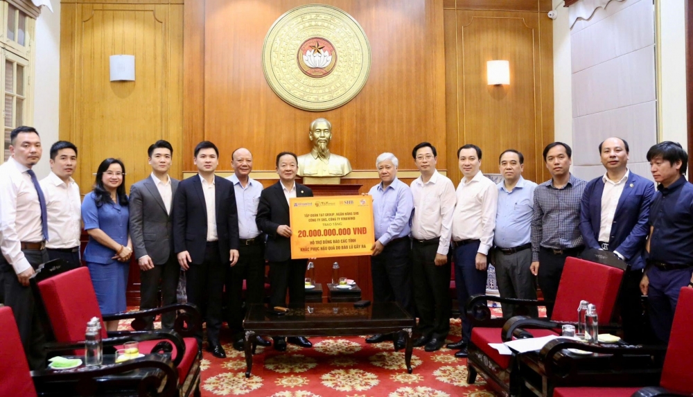 Hai tác phẩm của họa sĩ Ngô Bá Hoàng được đấu giá hơn 1,5 tỷ đồng để ủng hộ đồng bào vùng lũ