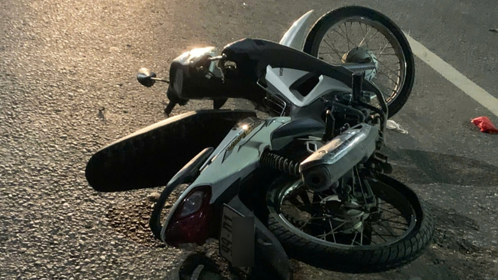 Hà Nội: Va chạm mạnh giữa hai xe máy, một người bị đứt lìa bàn chân Hà Nội: Va chạm mạnh giữa hai xe máy, một người bị đứt lìa bàn chân