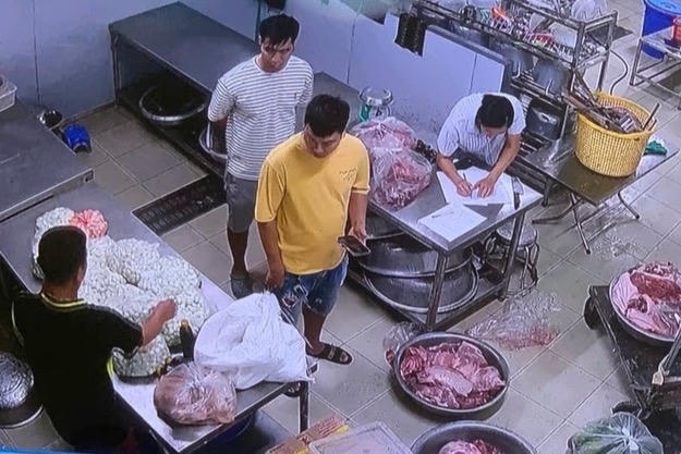 Thực phẩm không an toàn được phát hiện và lập biên bản ngay khi đơn vị cung cấp bàn giao cho nhà trường. (Ảnh: Trường Tiểu học Cự Khê) Không khoan nhượng với hàng giả, thực phẩm bẩn