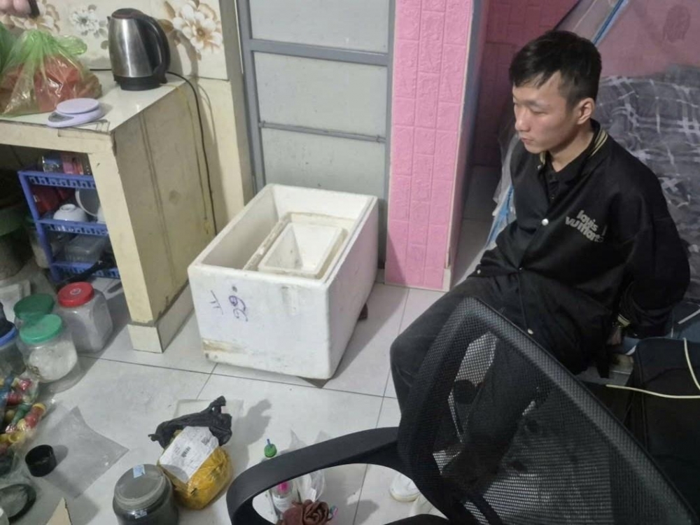 Đối tượng Nguyễn Công Định cùng tang vật thu giữ tại phòng trọ Bắt giữ nam thanh niên chế tạo và tàng trữ 8,5kg pháo nổ