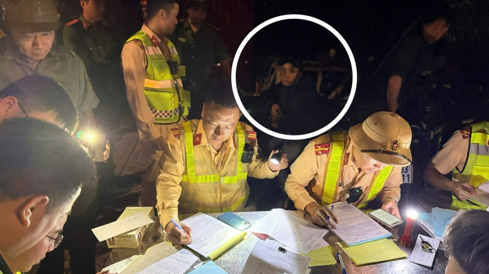 Đối tượng Hứa Tuấn Huynh tại hiện trường nơi bị bắt giữ Bắc Ninh: Phối hợp bắt giữ đối tượng tàng trữ trái phép chất ma túy trên Quốc lộ 17