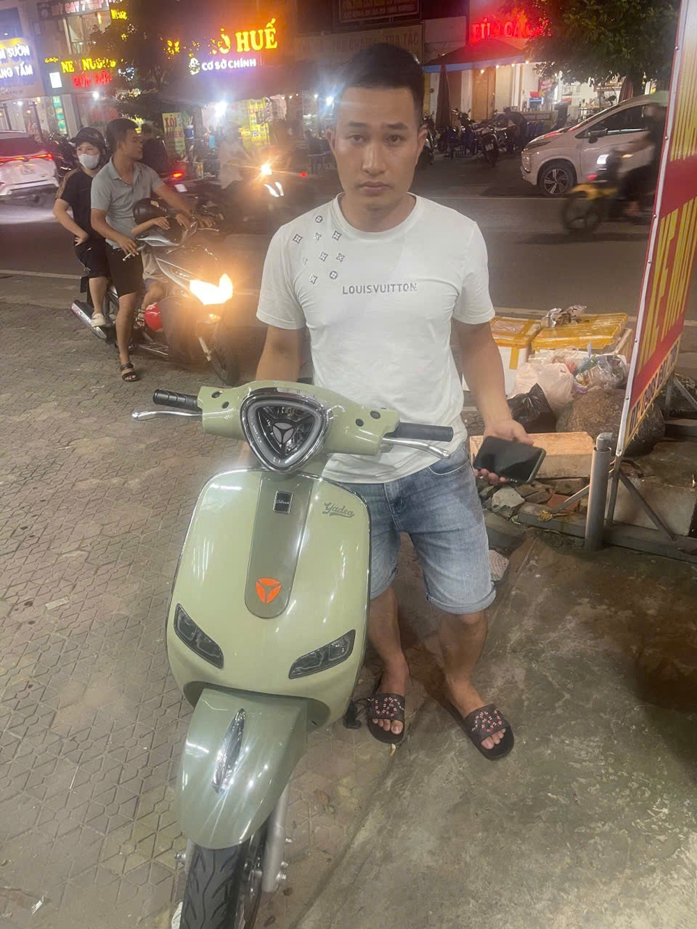 Đối tượng Nguyễn Văn Bắc và 1 trong 3 chiếc xe tang vật. Bắc Ninh: Công an phường Bắc Giang bắt giữ đối tượng xe máy điện