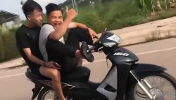 bac ninh xu phat nam thanh nien dung chan dieu khien xe mo to de khoe chien tich