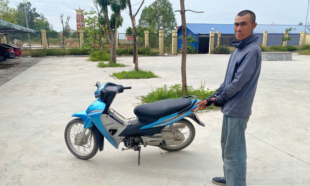 Đối tượng Nguyễn Văn Doanh cùng tang vật vụ án. Bắc Ninh: Công an phường Vân Hà bắt giữ đối tượng nghiện ma túy trộm cắp xe mô tô
