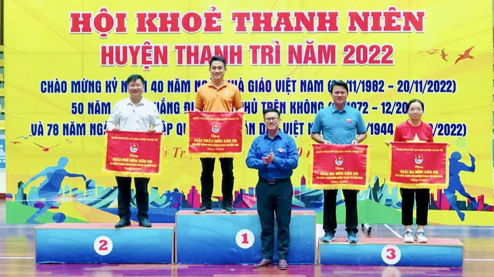 Bí thư Huyện đoàn Thanh Trì Phạm Tiến Đạt trao giải cho các vận động viên
