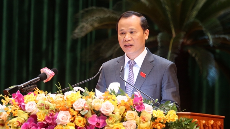 Phó Chủ tịch thường trực UBND tỉnh Bắc Giang Mai Sơn báo cáo tại kỳ họp. 
