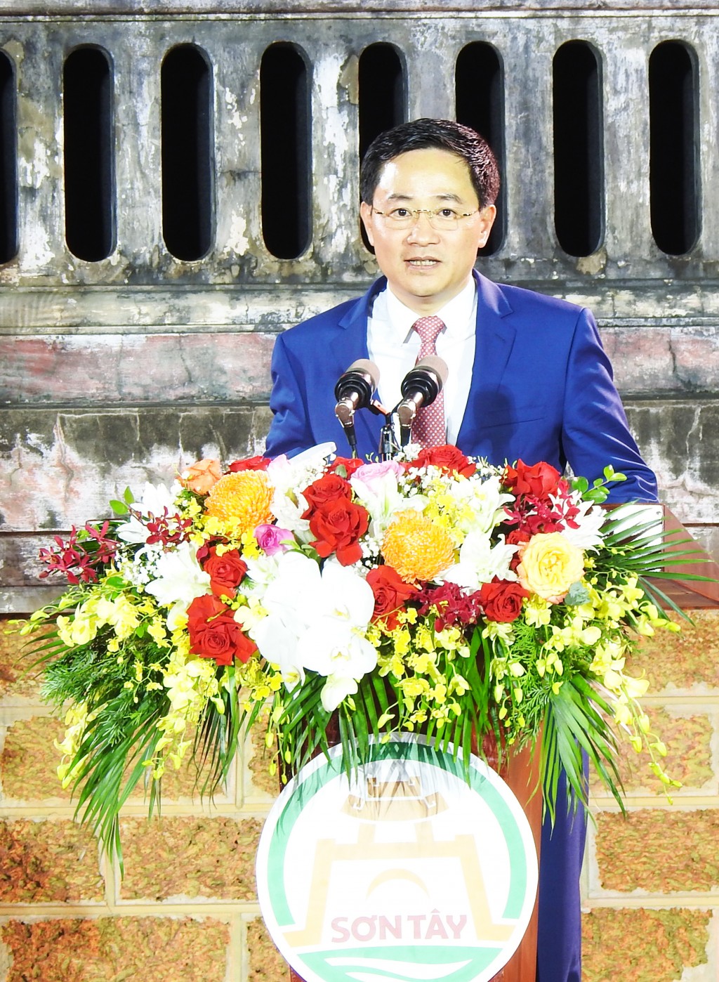 Ảnh 3: Bí thư Thị ủy Sơn Tây Trần Anh Tuấn phát biểu tại buổi lễ