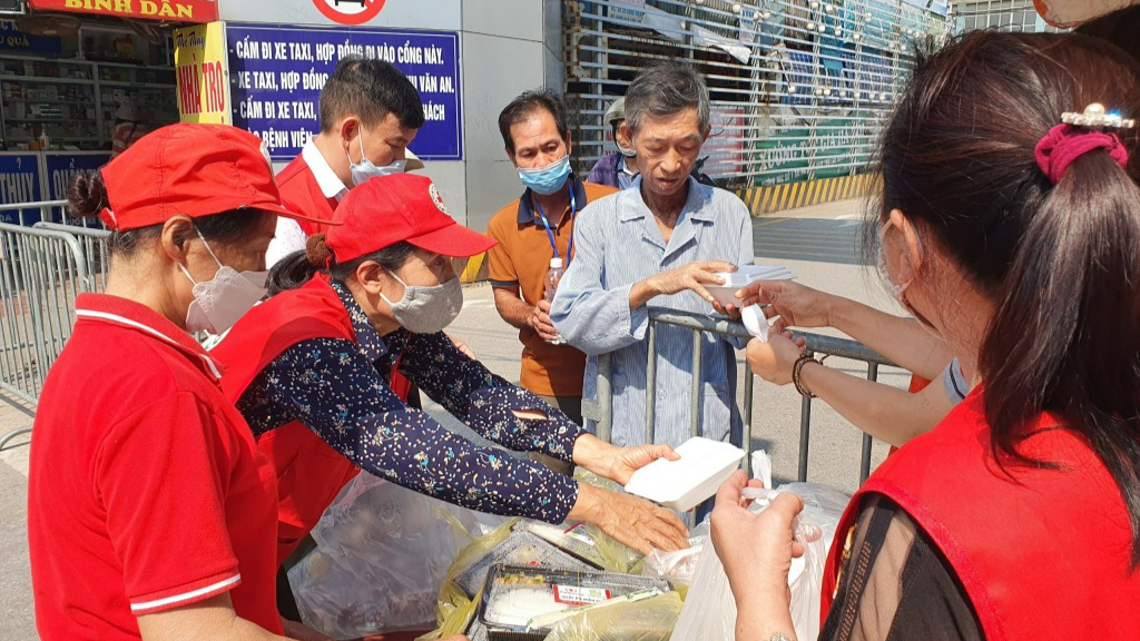 Hành trình mang những suất cơm nghĩa tình đến với người bệnh