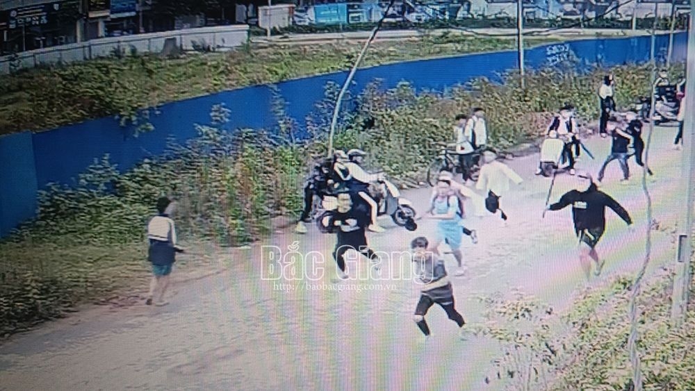 Nhóm học sinh, thanh thiếu niên gây gổ, đánh nhau gần chung cư Green City (TP Bắc Giang). Ảnh Báo Bắc Giang