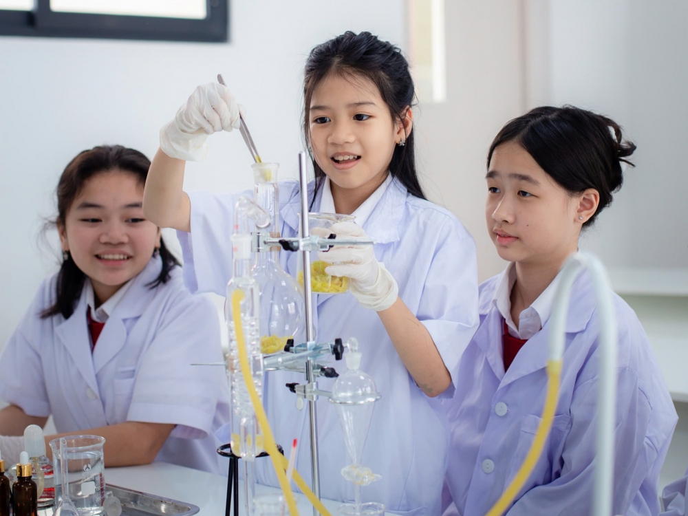 Học sinh Vietschool thực hành tại phòng thí nghiệm.