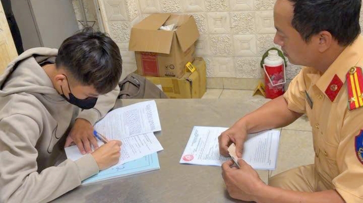 Hà Nội: Phạt 2,5 triệu đồng tài xế mô tô chở 4 cô gái đầu trần