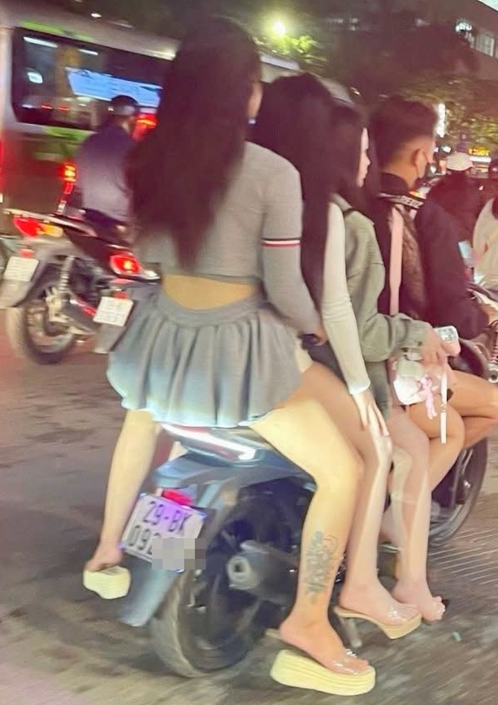 Hà Nội: Phạt 2,5 triệu đồng tài xế mô tô chở 4 cô gái đầu trần