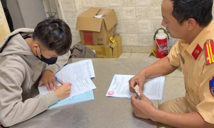 Hà Nội: Phạt 2,5 triệu đồng tài xế mô tô chở 4 cô gái đầu trần