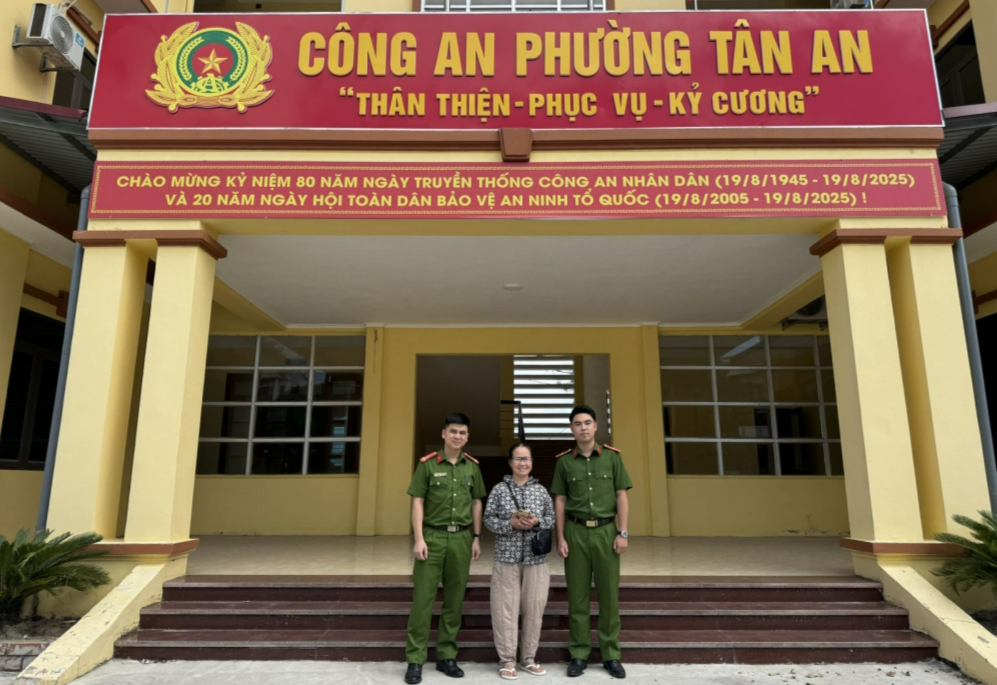Công an phường Tân An xác minh, trao trả tiền cho người chuyển nhầm tài khoản