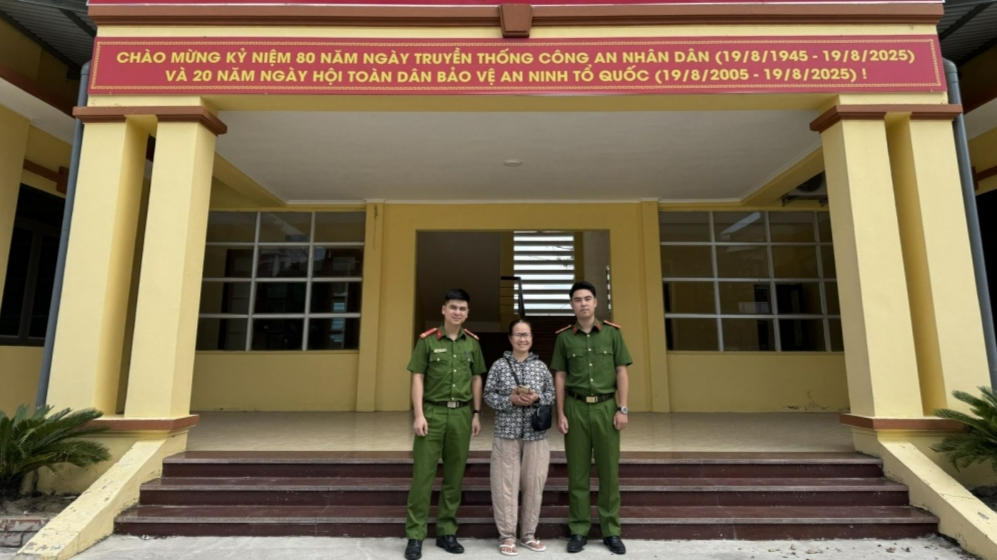 Công an phường Tân An xác minh, trao trả tiền cho người chuyển nhầm tài khoản