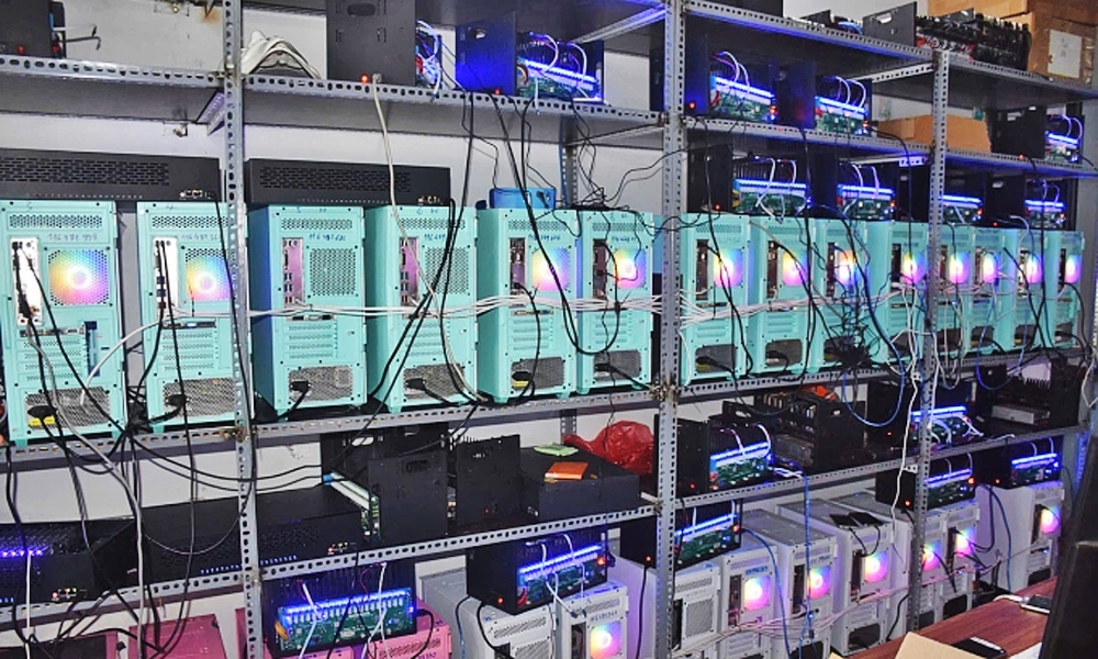 Hệ thống CPU tại địa điểm lừa đảo vừa bị triệt phá. Đà Nẵng: Triệt phá đường dây cung cấp tài khoản mạng xã hội cho tội phạm Campuchia