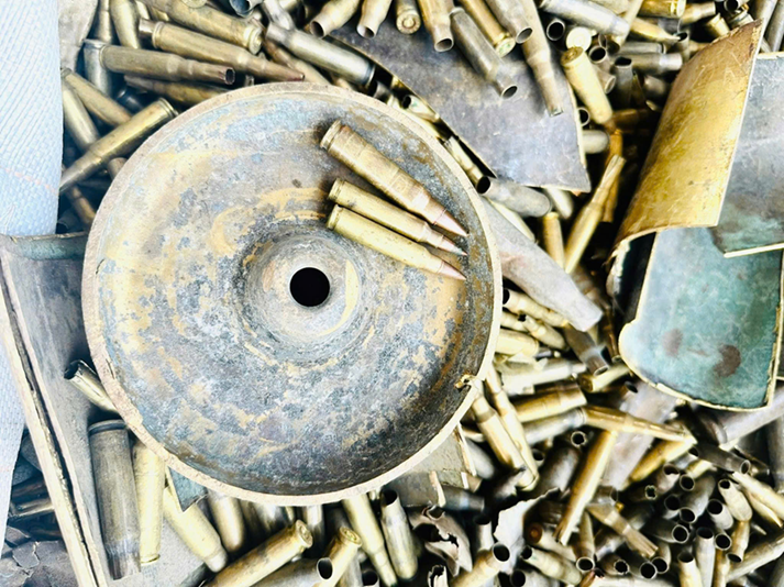 Nhiều viên đạn nguyên vẹn, nguyên công dụng.