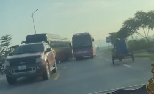 Bắc Ninh: Xử lý tài xế xe khách vượt ẩu trên đường tỉnh 293 lúc cao điểm