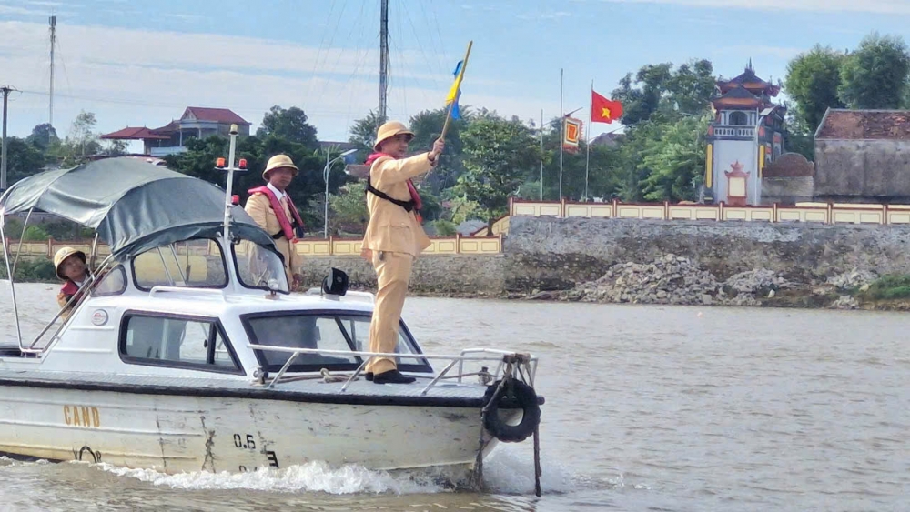 Cảnh sát đường thủy Bắc Ninh ứng trực sớm, đảm bảo an toàn cho tàu thuyền mùa sương mù Cảnh sát đường thủy Bắc Ninh ứng trực sớm, đảm bảo an toàn cho tàu thuyền mùa sương mù