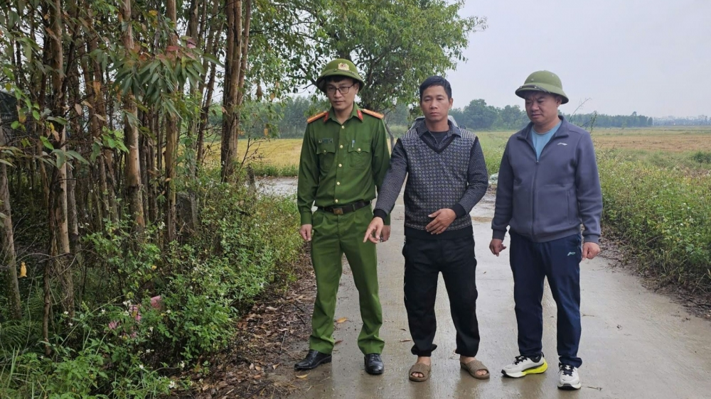 Đối tượng Nguyễn Văn Huy tại hiện trường gây án. Ảnh: CAX Đồng Việt