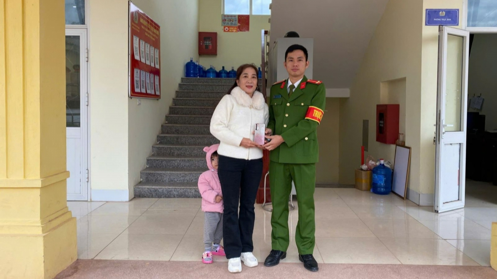 Công an xã Yên Định trao trả tài sản cho chị Nguyễn Thị Đào