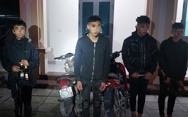 Bắc Ninh: Mang dao mèo “diễu phố” trong đêm, nhóm thiếu niên bị ngăn chặn Bắc Ninh: Mang dao mèo “diễu phố” trong đêm, nhóm thiếu niên bị ngăn chặn