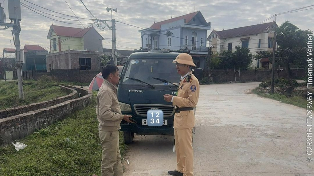 Xe hết đăng kiểm vẫn chạy trong đường làng: tài xế bị xử phạt tới 12 triệu đồng