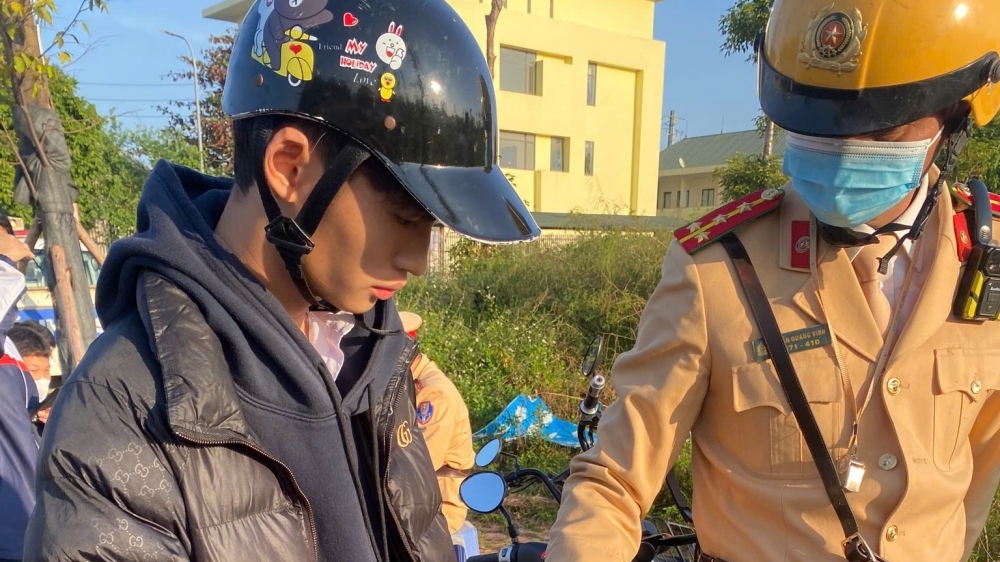 Bắc Ninh: Phát hiện học sinh mang dao trong cốp xe máy điện