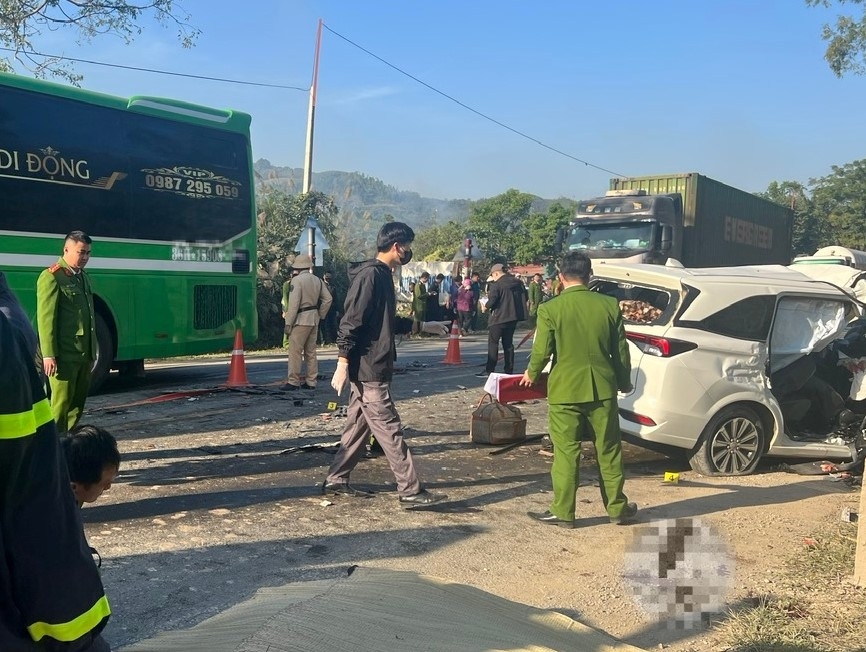 Lạng Sơn: Tạm giữ khẩn cấp tài xế vụ ô tô 7 chỗ đâm xe đầu kéo, 4 người tử vong