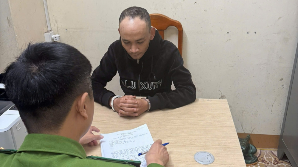 Công an phường Việt Yên đang lấy lời khai đối tượng Công an phường Việt Yên đang lấy lời khai đối tượng