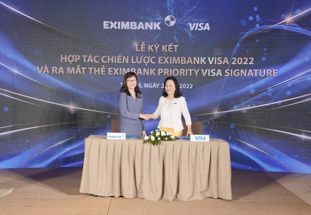 Bà Đinh Thị Thu Thảo – Phó Tổng Giám đốc Eximbank (bên trái) cùng ký kết hợp đồng hợp tác chiến lược với bà Đặng Tuyết Dung – Giám đốc Visa Việt Nam và Lào.