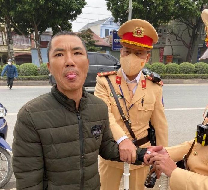 Hà Nội: Đối tượng tàng trữ ma túy trêu đùa CSGT khi bị bắt