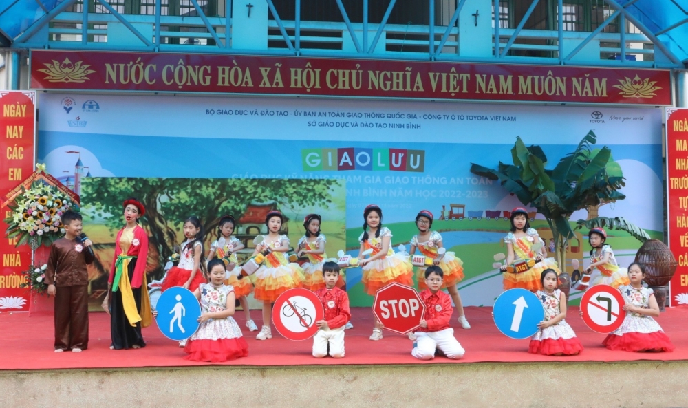 Các em học sinh tỉnh Ninh Bình biểu diễn nhiều tiểu phẩm về ATGT học đường