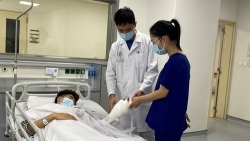 Bắc Giang: Pháo nổ nát bàn tay nam sinh 16 tuổi