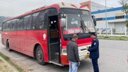 Bắc Giang: Phạt nhiều lái xe chở công nhân vi phạm an toàn giao thông