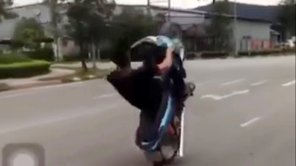 Bắc Giang: Nam thanh niên bốc đầu xe mô tô khiến cả mẹ cũng bị phạt