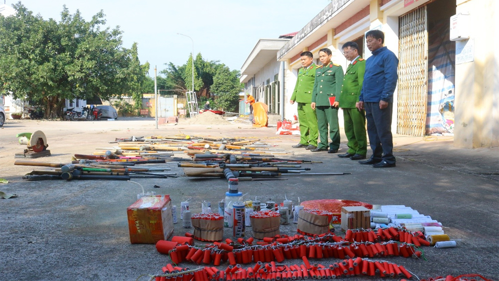Tân Yên: Tiêu hủy gần 4.000 vũ khí, vật liệu nổ, công cụ hỗ trợ và pháo