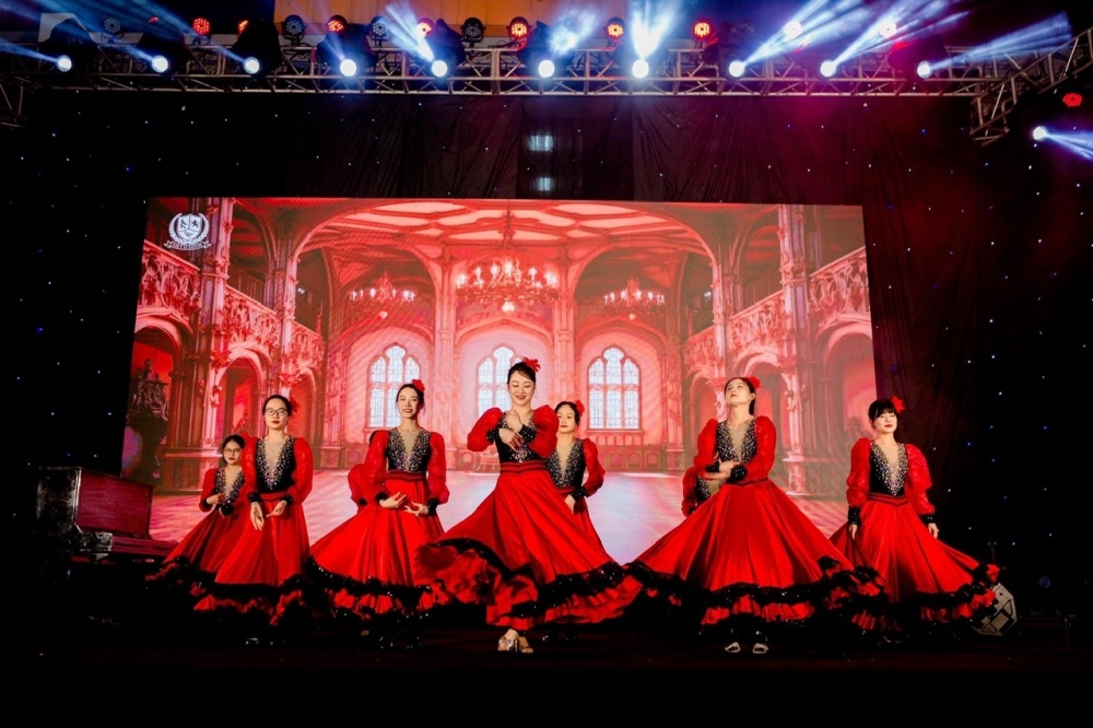 Sôi động Đại nhạc hội đa sắc màu 