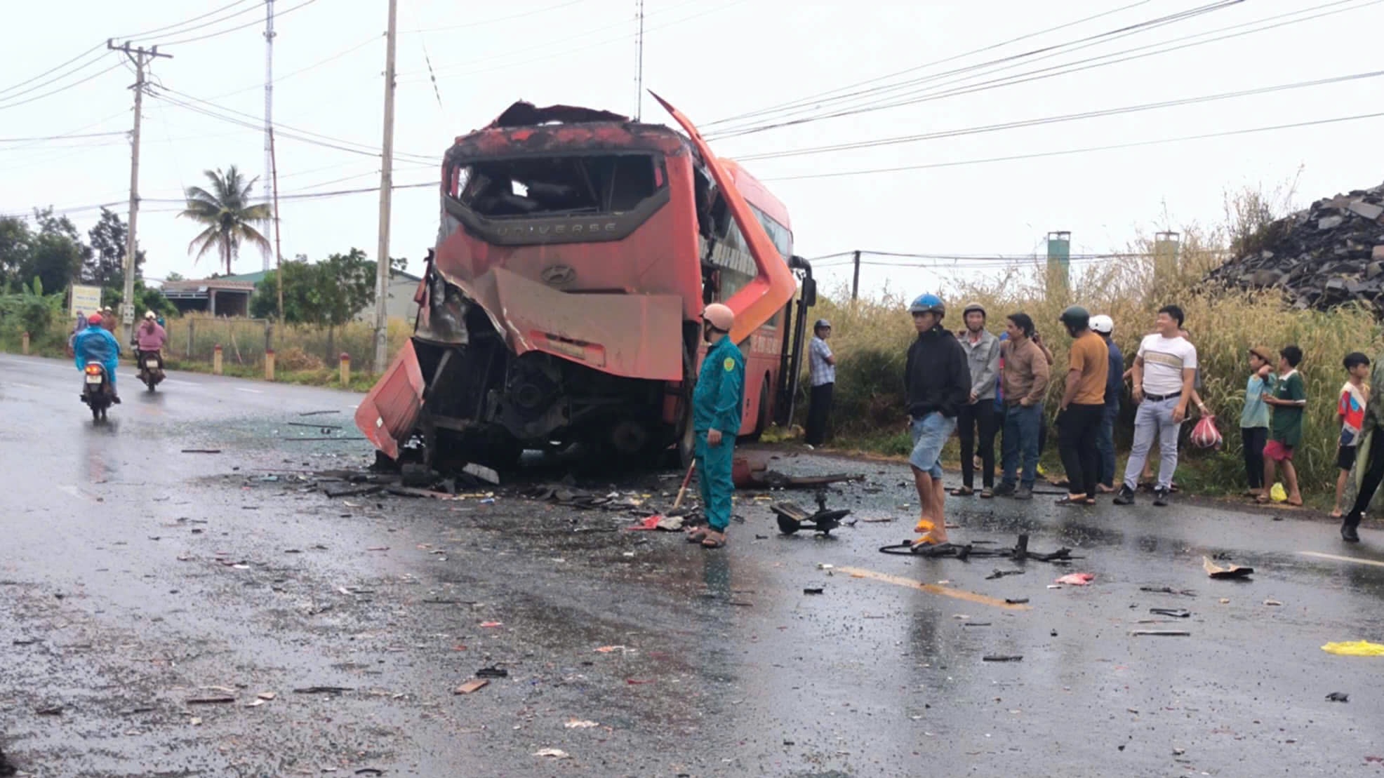 Hai xe khách tông nhau trên Quốc lộ 14, 3 người thương vong