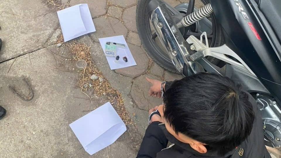 Bắt đối tượng trộn ma túy vào tinh dầu thuốc lá điện tử bán cho học sinh