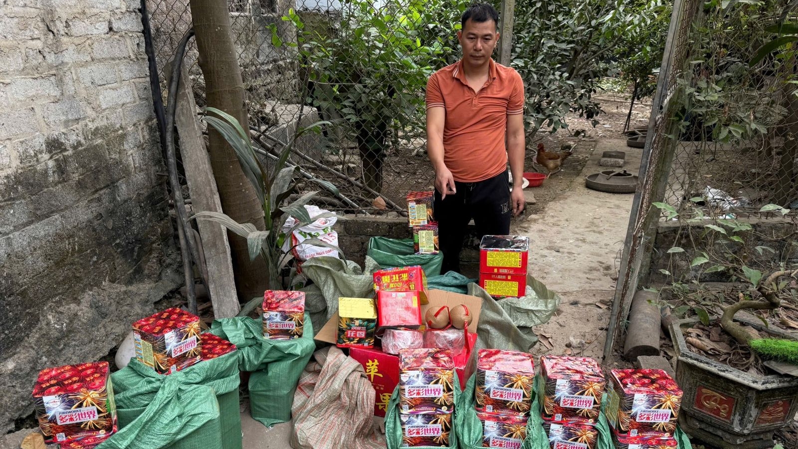 bac giang khoi to doi tuong buon ban phao no