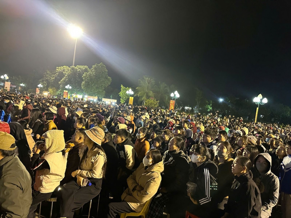 Đông đảo người dân đến xem phim Đông đảo người dân đến xem phim